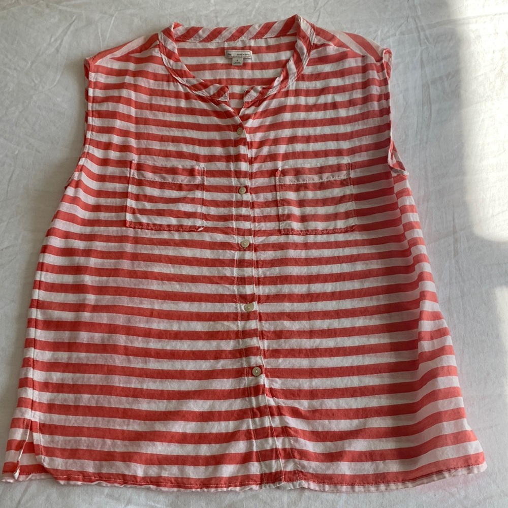 Lightweight sleeveless Gap blouse Perfect for summer